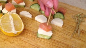 Канапе с красной рыбой, огурцом и сыром моцарелла