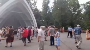 На теплоходе музыка играет танцы в парке Горького Харьков 29.07.2023