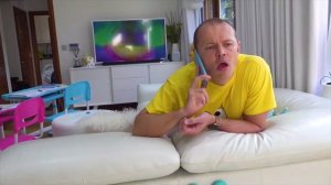 Макс и Катя активно проводят время на улице с папой