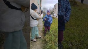 за нами снимают девочки мы тоже снимаем их этих тупых девочек головы нет у них
