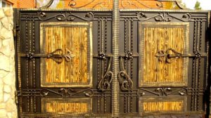 Красивые распашные ворота из ковки и дерева въездные для дома