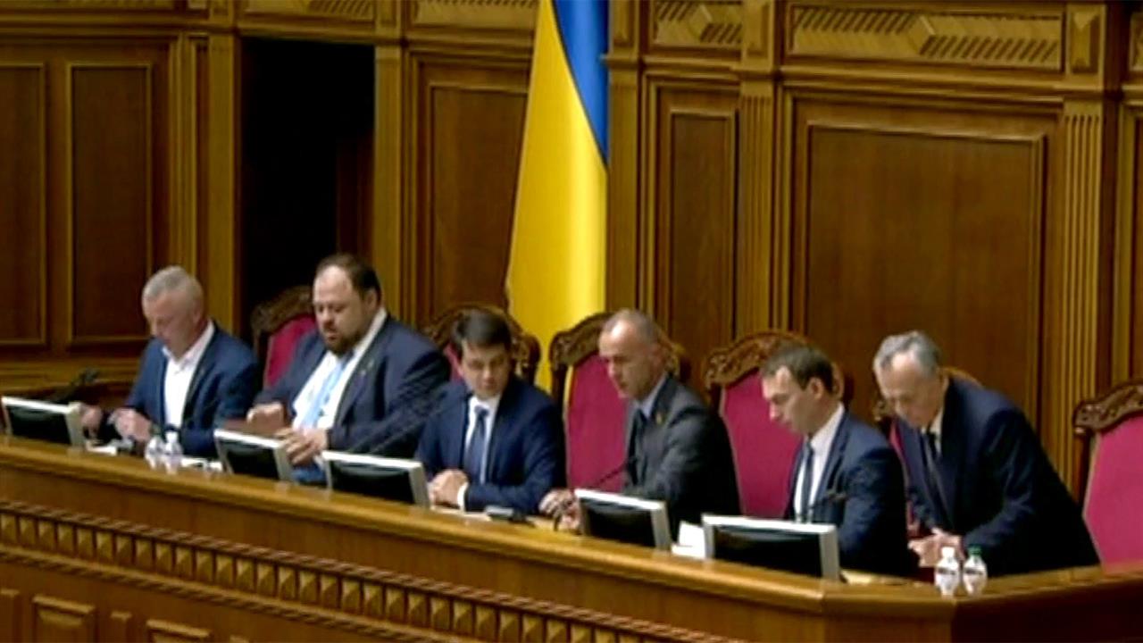 В Киеве приступившая к работе Верховная рада делит...водящие посты, комитеты и министерские портфели