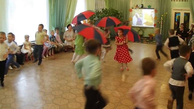 Танец с зонтиками