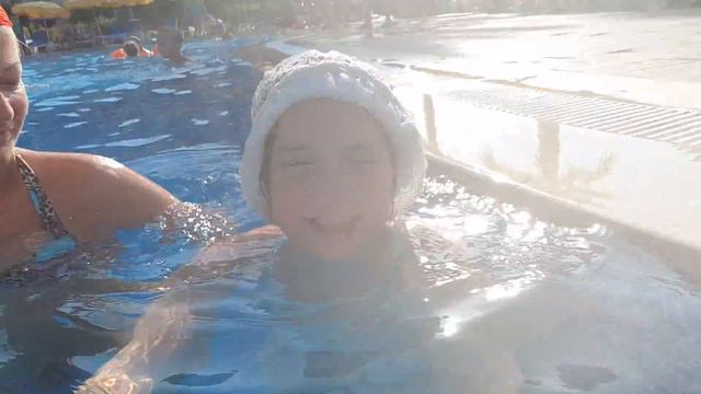 иду плавать в басейне в Турции смотреть онлайн