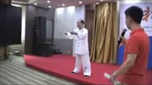 Мастер Сунь Сюй демонстрирует комплекс нэйгун "Бадуаньцзинь"