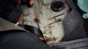 Шевроле Ланос протекает вода под задним сиденьем.