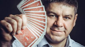 Карточные фокусы . Зритель показывает фокус в сговоре с фокусником.