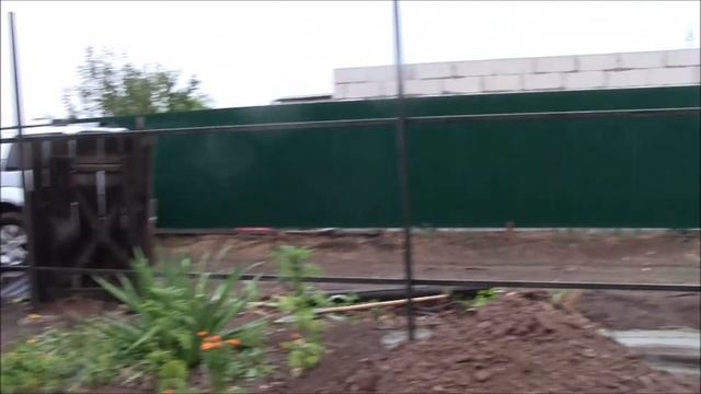 Дачные истории  Установка забора из металлопрофиля.