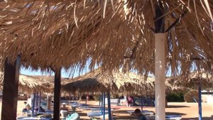 Пляж Риф Бич (Reef Beach) в районе Хадаба, Шарм-эль-Шейх, Египет. Береговая линия и спуск к воде