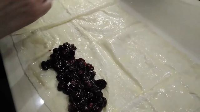Штрудель с вишней из лаваша. Когда некогда замешивать и раскатывать тесто, а сладкого хочется!!!