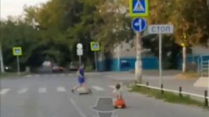 В Барнауле маленький мальчик один ехал по дороге на машинке