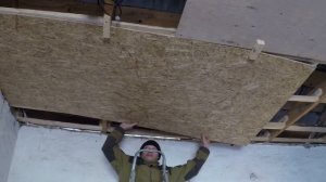 Продолжаю обустройство гаража. Как одному прикрутить лист фанеры, гипсокартон к потолку.