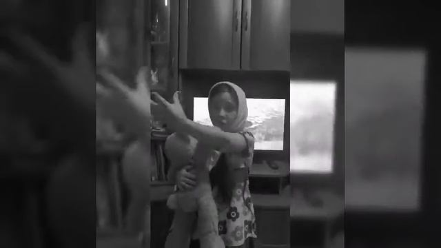 Стихотворение" Оборванного мишку утешала" смотреть онлайн