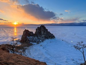 Полет у скалы Шаманка на Байкале, остров Ольхон