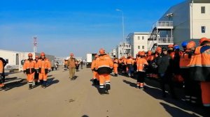 Амурский ГПЗ. Утро. Очередь на автобус в вахтовом городке Ренессанса.