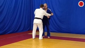 Бросок через бедро с захватом отворота (цурикоми-гоши/tsurikomi-goshi)