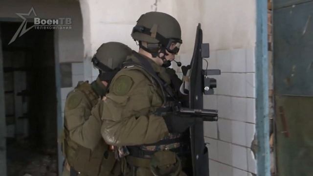 Зачем спецназовцы при передвижении держат друг друга за плечо. смотреть онлайн