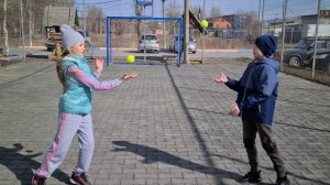 Упражнение на ловкость с теннисными мячами в парах