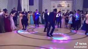 На свадьбе танцуют шафл