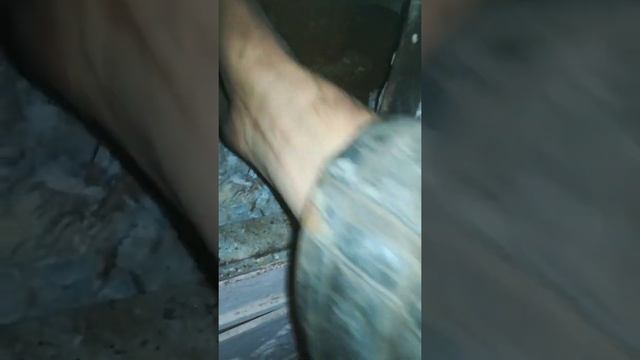 Загрузка топливных брикетов в печку. смотреть онлайн