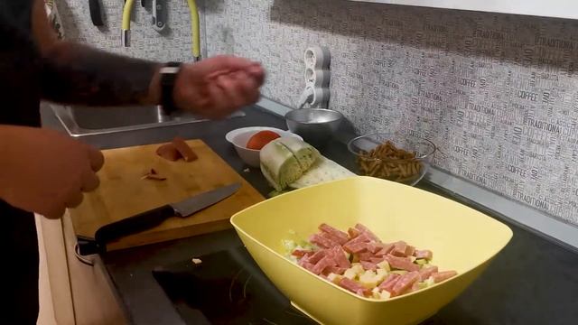 Супер вкусно и быстро! Салат из пекинской капусты и колбасы, с огурцом и сыром. Просят каждый день!