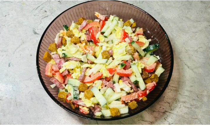 Быстрый хрустящий овощной салат с копченой колбасой и сухариками за 5 минут