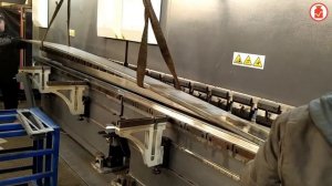 Гибка листа на листогибочном прессе Байкал.