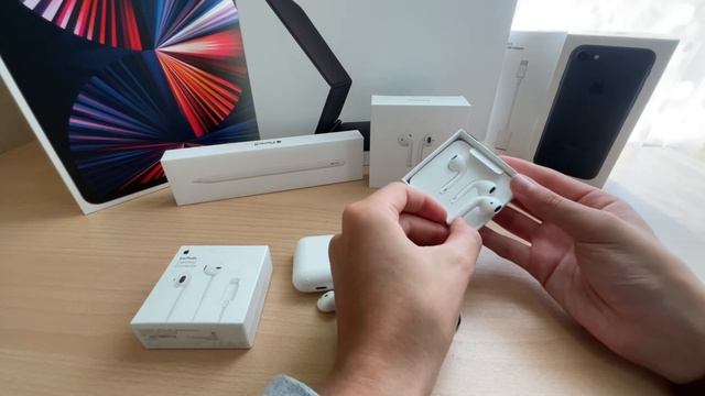 Стоит ли сегодня переходить на AirPods | РАСПАКОВКА и сравнение с EarPods смотреть онлайн