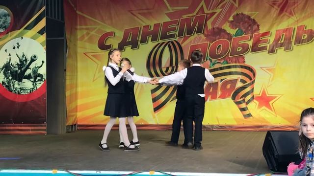 Военная песня «У Кремлевской стены. Неизвестный солдат». Выступает ансамбль «Сюрприз», 7-9 лет