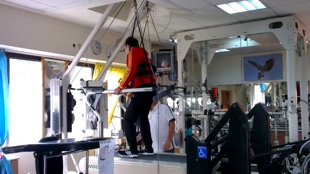 Темка первый раз на беговой дорожке Несчастный,висит,ничего пока толком сообразить не может смотреть онлайн