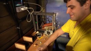 БЫСТРАЯ РЕЗКА ЛУКА. Стол с калибровкой луковицы и гильотины для резки.