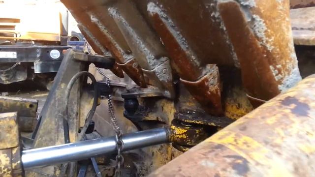 Снимаем отвал с бульдозерв Komatsu D 61 PX-12 смотреть онлайн