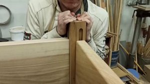 Столярное соединение царги кровати.