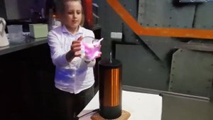 Опыты с трансформатором и катушкой Тесла