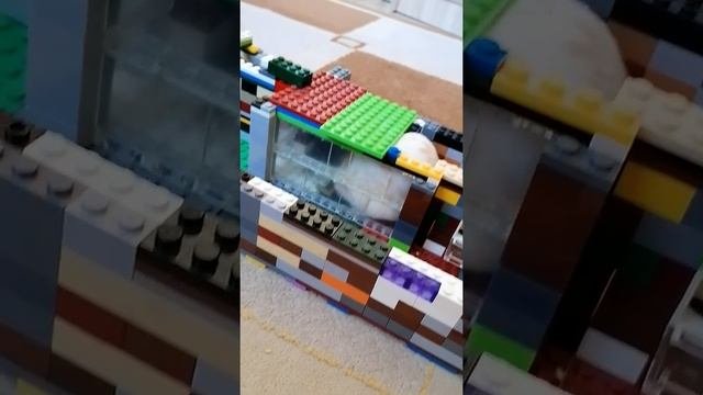 Хомяк проходит лабиринт из LEGO