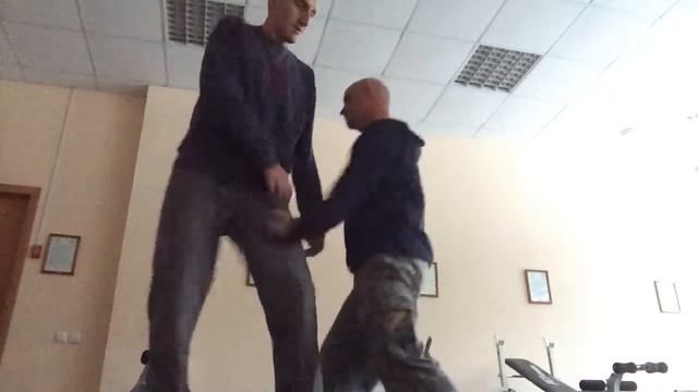 Рукопашный бой - подготовка к атаке через пропущенный удар .