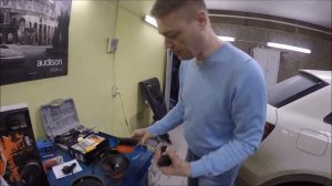 Audi Q3 замена штатного монитора на навигатор , замена акустики