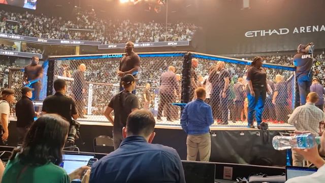 Махачев ЧЕМПИОН UFC - первые минуты у клетки / ХАБИБ СНОВА С ПОЯСОМ смотреть онлайн