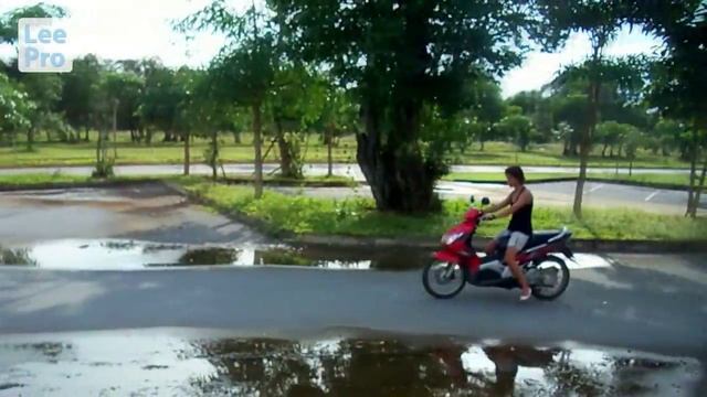 Вот так Leeloo учится ездить на скутере =) смотреть онлайн