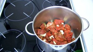 Говядина с картофелем и чесноком, томлёная в сливочном масле