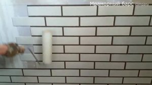 Монтаж белого модульного кирпича с готовым швом.