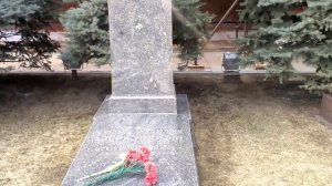 Захоронения высшего руководства СССР вдоль Кремлевской стены в Москве.