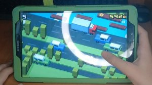 Играю в игру Crossy road. Открыл три новых персонажа.