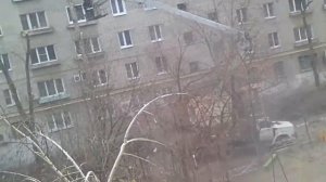 Работники пилят деревья во дворе все ! ! !