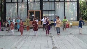 Народный танец (мальчики и девочки среднего отряда)