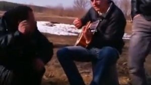 на гитаре классно играет