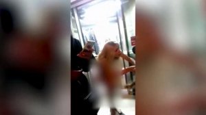 Ненормальная мать попыталась раздеть дочь в торговом центре