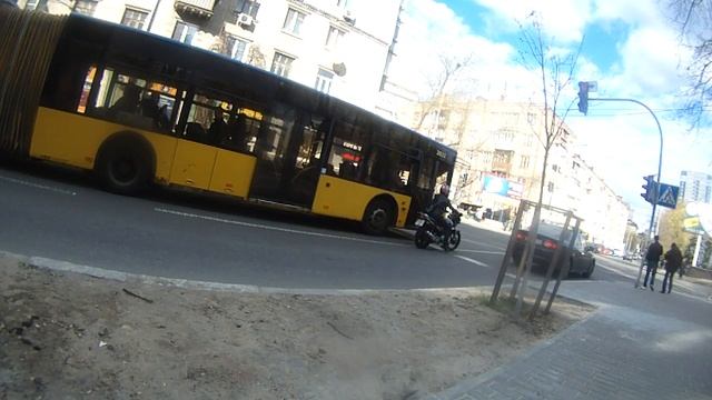 Спешащий на красно-желтый... мотоциклист смотреть онлайн