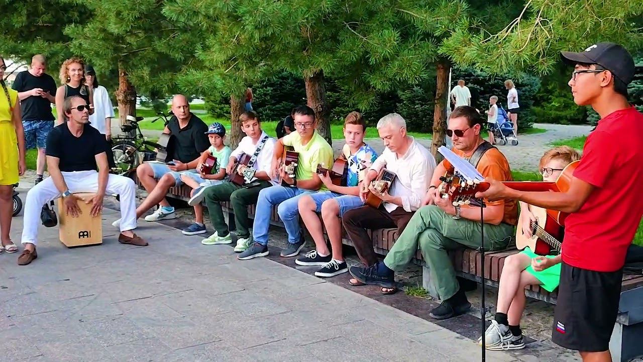 Концерт памяти Цоя! Гитарный флешмоб на берегу Волги в Астрахани.