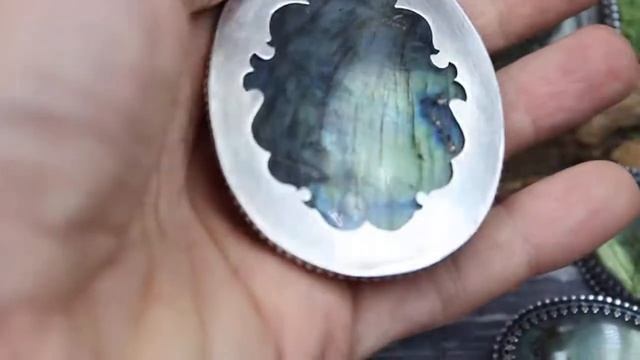 Кулон с крупным золотисто-зеленым лабрадором смотреть онлайн